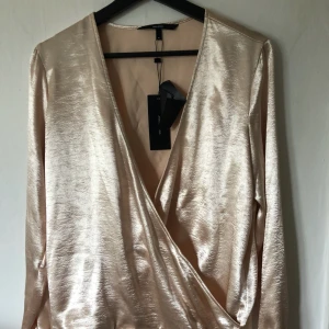  - Så snygg partytopp i silkesliknande material, djupt v-ringad. Ord pris 299, prislapp kvar (ej använd) Hämtas upp i Uppsala eller kan fraktas (+30)