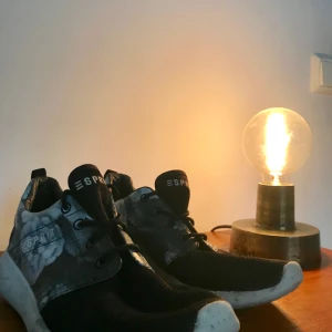  - Knappt använda, men lite smutsiga. Blommigt mönster. Färg: svart, vit, grå. 