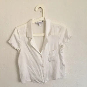  - Jättefin skjorta i viskos från Stories. Använd 2 gånger. Köparen står för frakt 50 kr