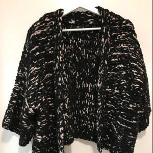  - Mysig stickad kofta med kortare ärm