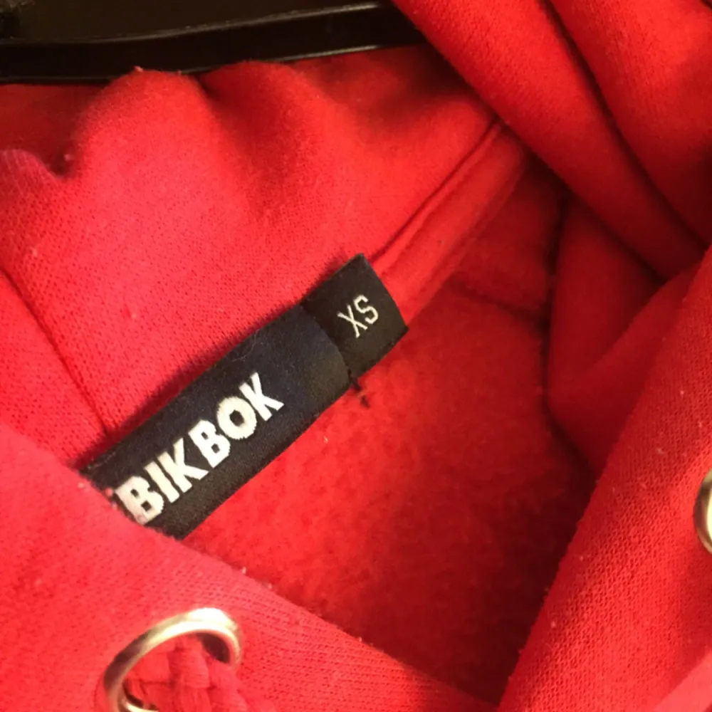 Röd populär hoodie från BIK BOK Storlek: XS Skick: Använd men superfint skick ändå.  Pris: 120 + frakt Alla priser kan diskuteras. Finns ute på flera sidor. Köparen betalar frakt. . Hoodies.