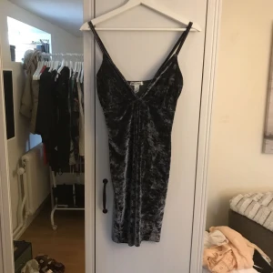  - Klänning i sammet från Nelly använd en gång