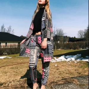  - Ett mönstrat set bestående av byxor och kofta. Byxan har en vit rand på sidan. Väldigt bekvämt :) Jag är 170 cm