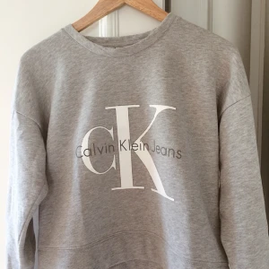  - Calvin Klein sweatshirt. Använd endast ett fåtal gånger. Aningen cropped