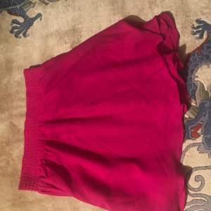 Rosa chiffong kjol, cirka 40 cm lång