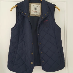  - Marinblå väst från bondelid. Enbart använd vid ett fåtal tillfällen så den är i fint skick. 