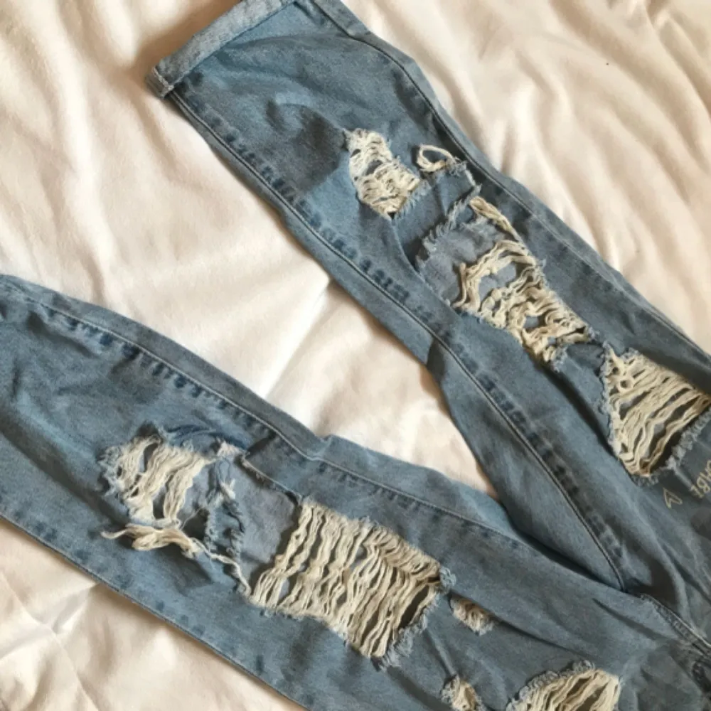 Skitsnygga boyfriend jeans med slitningar och lite text. Köpta förra året inför en dansuppvisning och typ bara använda 3 gånger. Nypris 500. Lite kortare i modellen.. Jeans & Byxor.
