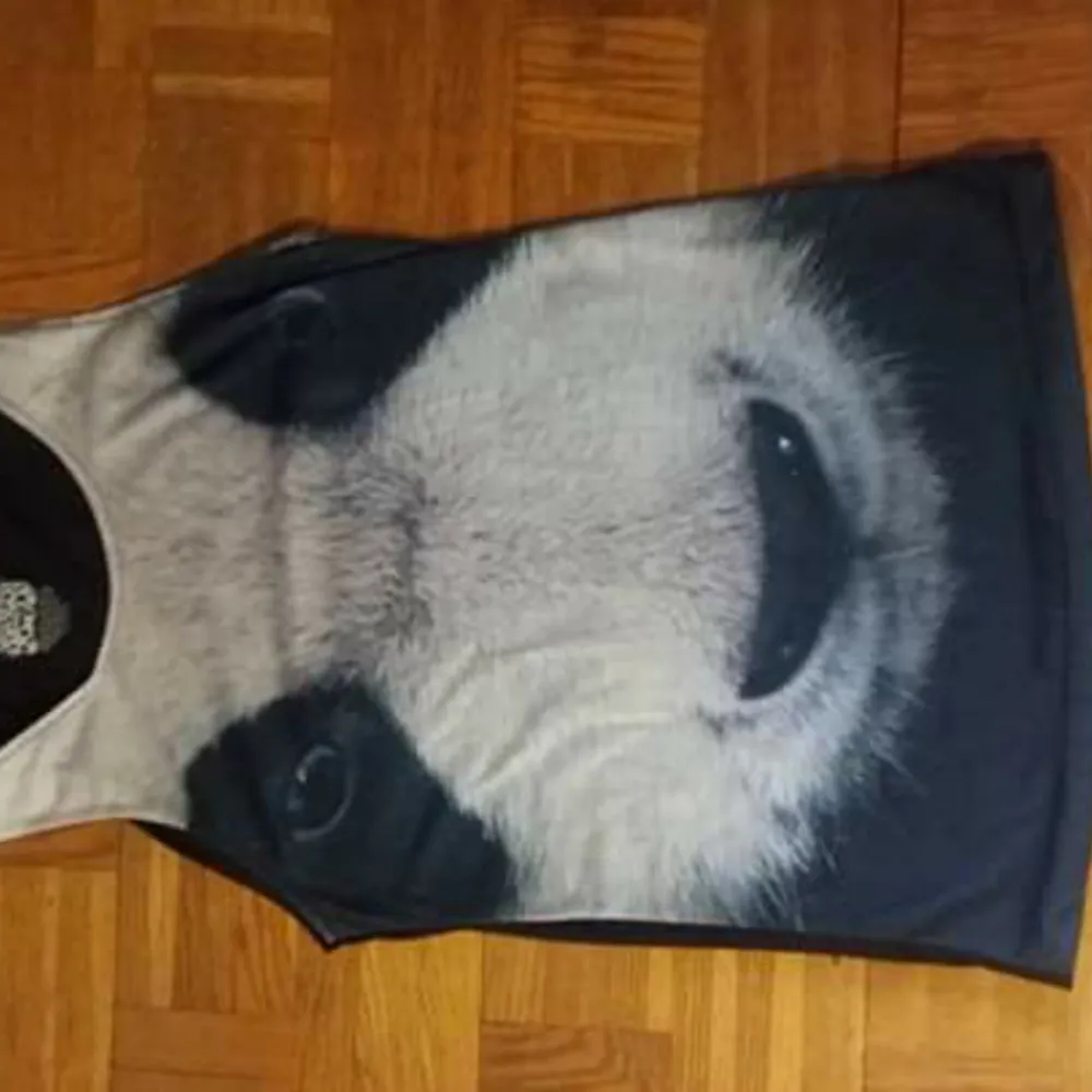 Panda-linne inköpt på Shock. Storlek small. Frakt är inkluderat i priset.. Toppar.