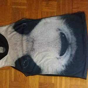 Panda-linne inköpt på Shock. Storlek small. Frakt är inkluderat i priset.