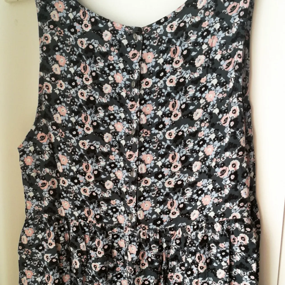 Blommig klänning från H&M med knappar i ryggen. Snålt använd, som oversize. . Klänningar.