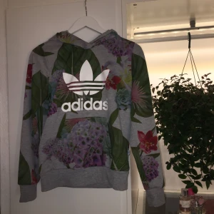  - Adidas hoodie, relativt stor i storleken.
