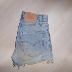  - Ljusa Levis shorts med hög midja från T-shirtstore. Fint skick 🌿