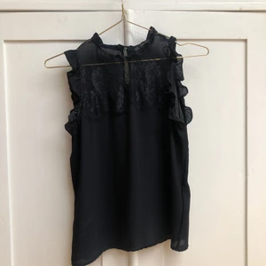  - Söt svart blus köpt på zara. Köparen står för frakt