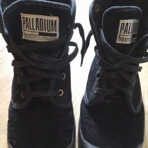  - Palladiumkängor i manchestermaterial 🖤 köpare betalar frakt 