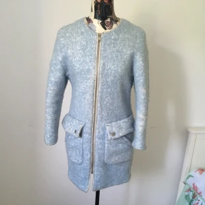  - Supersnygg blå kappa som varit försiktigt använd och säljes pga jag vuxit ur den! Kan mötas upp i Sthlm. 