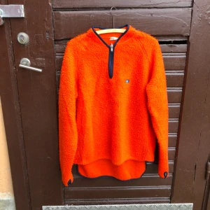  - Orange Vintage Helly Hansen fiberpäls tröja. 80-tal. Kan skickas mot fraktkostnad eller hämtas i Uppsala 