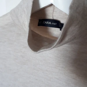  - Superfin enkel beige polo i mjukt material nästan oanvänd pga för tight om mina armar 