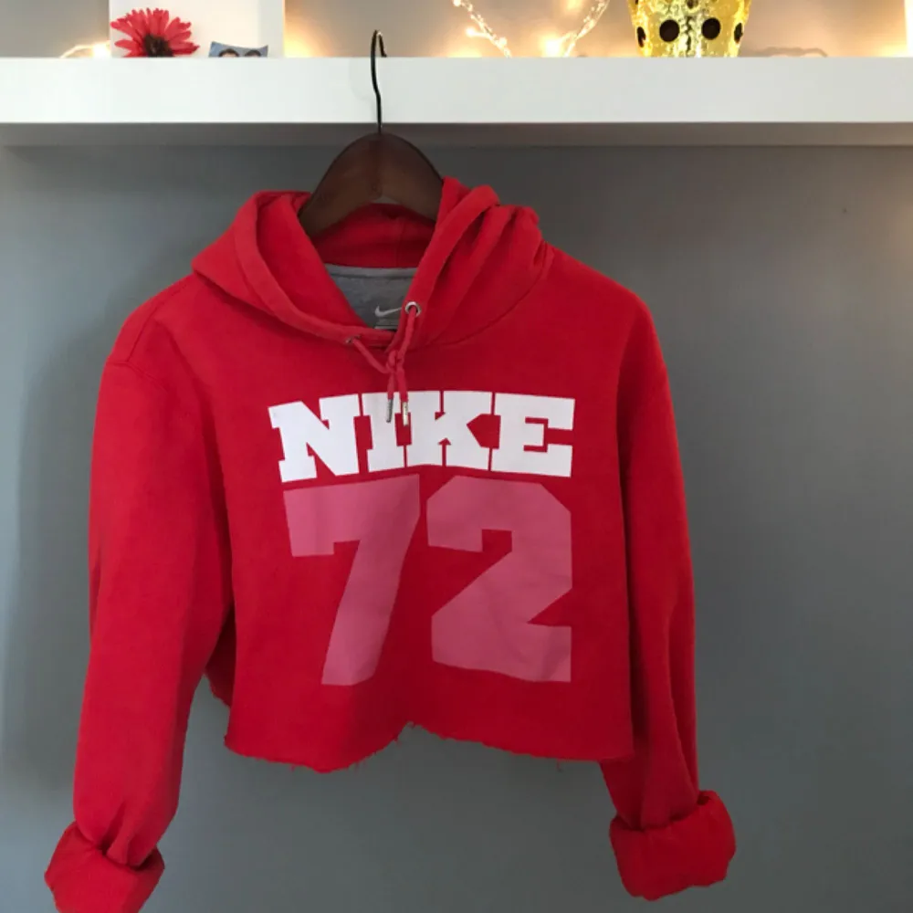 Avklippt Nike hoodie från början storlek L  Modern & bra kvalité Minns inte varifrån den är köpt då det var länge sen, finns absolut inte i affär. . Hoodies.