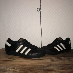  - Dem är i bra skick! Litet slitage på ena skon som kanppt syns. Mer bilder kan skickas på förfrågan. Du står för frakten:)