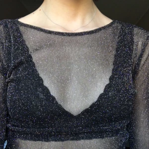  - Glittrig transparent långärmad tröja från Urban Outfitters, använd en gång