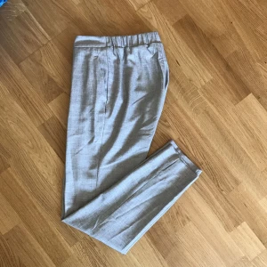  - Kostym byxor från H&M!  Strl: 32 Kan mötas i Stockholm alt frakta. (Köparen betalar frakt). Endast swish 