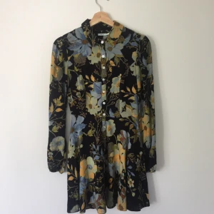  - Aldrig använd klänning från Urban Outfitters.