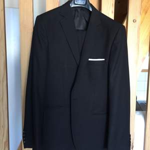 Kostym från FIRS  Färg: svart (black) Storlek: 48 (passar 50 oxo) = medium  Fint skick och Sällan använd 