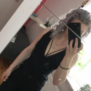  - populär svart spetsbody från nly trend by Lisa Olsson. smala axelband kors och tvärs och string så att det inte blir märken på byxorna 👌 fint skick! kom med bud, paketpriser vid köp av flera plagg. köparen betalar frakt.