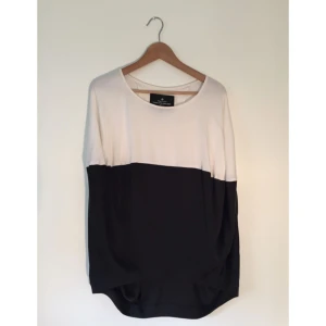  - Fin blus i siden, bra skick. Nypris ca 1600 kr (inköpt för några år sen). Ärmarna (som bara är hål) är nere på den svarta delen av blusen. 