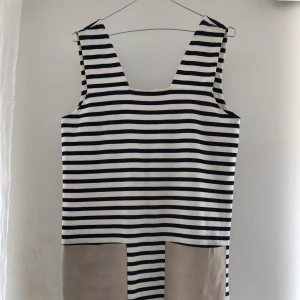  - Randig klänning COS  Fläckar på fickorna därav det låga priset.  Hämtas i Stockholm city eller skickas med postnord +55kr porto 