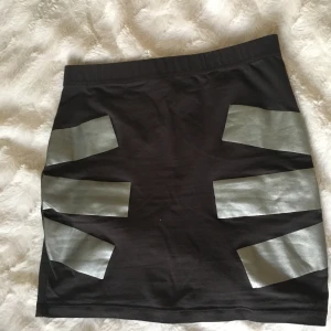  - Cheap Monday kjol. Stretchy plagg som får dig att  ha en fin peach🍑 (om du inte har det redan). Säljer pga det passar inte mig längre.  Jag står för frakt🌻