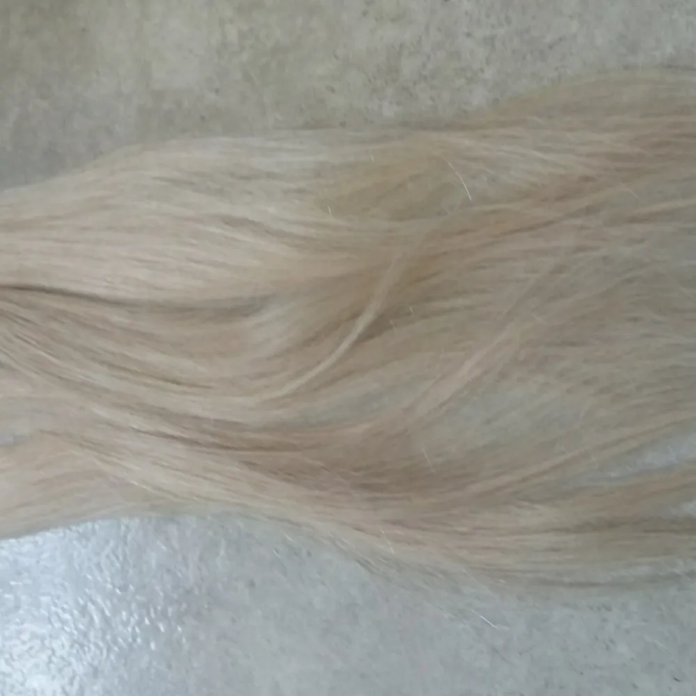 Ljusblont nailhair 100 slingor 100gram längd 50cm håret är äkta går att platta och färga helt nytt köpte det för ca 1200:-mitt pris 400:-. Övrigt.