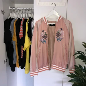  - En jättefin rosa oanvänd bomberjacka (endast provad) med ett fint broderi i blommor. Köpt från Bik Bok i storleken L men skulle även säga att den är fin som en XL eller oversized M. 💫 Köparen står för frakt. OBS endast Swish betalning🌻