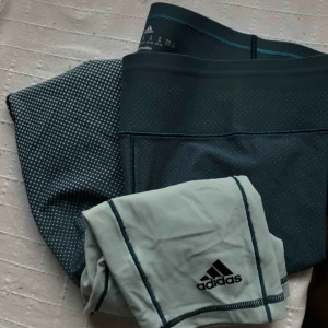  - Adidas Climealite tights, använda max 4 gånger.  Storleken säger M men är som en S. Färgen är ungefär som sista bilden, något mörkare. 