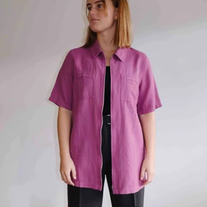  - Snygg lila skjorta med kort ärm och dragkedja framtill. Sparsamt använd i väldigt gott skick och kommer från märket Cappuccini. Kan mötas upp i Stockholm eller frakta inom Sverige, då tillkommer fraktkostnad.