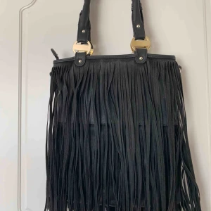  - Supertrendig och superpraktisk väska med fransar! Bra storlek dör böcker, pärm och dator.