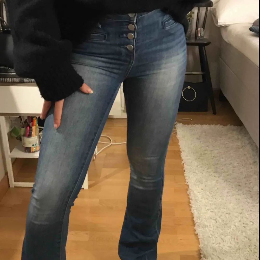 Snygga jeans från Vila! För små för mig och hällorna på sidorna av jeansen har lossnat! Men går lätt att sy tillbaka! . Jeans & Byxor.