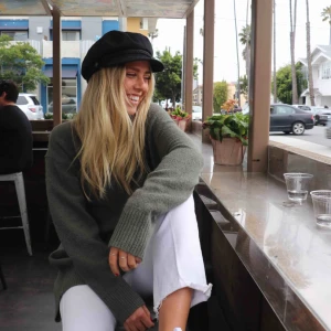  - Stickad tröja. Frakt på 63kr (spårbart) tillkommer :)