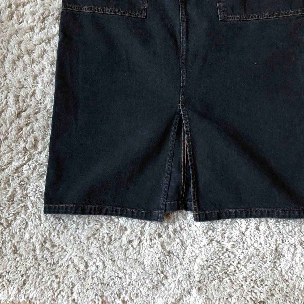 Svart jeans designer kjol köpt på ETC använd en gång storlek 40. Knä/ Ankellång. Så snygg men tyvärr för stor.. Kjolar.