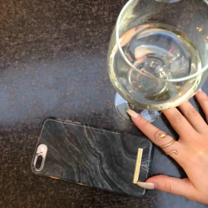  - Skal ifrån Idealofsweden, nyskick säljer pga ny telefon. Möts upp i Täby eller TC. Annars betalar du frakten. Passar iPhone 7 och 8 Plus