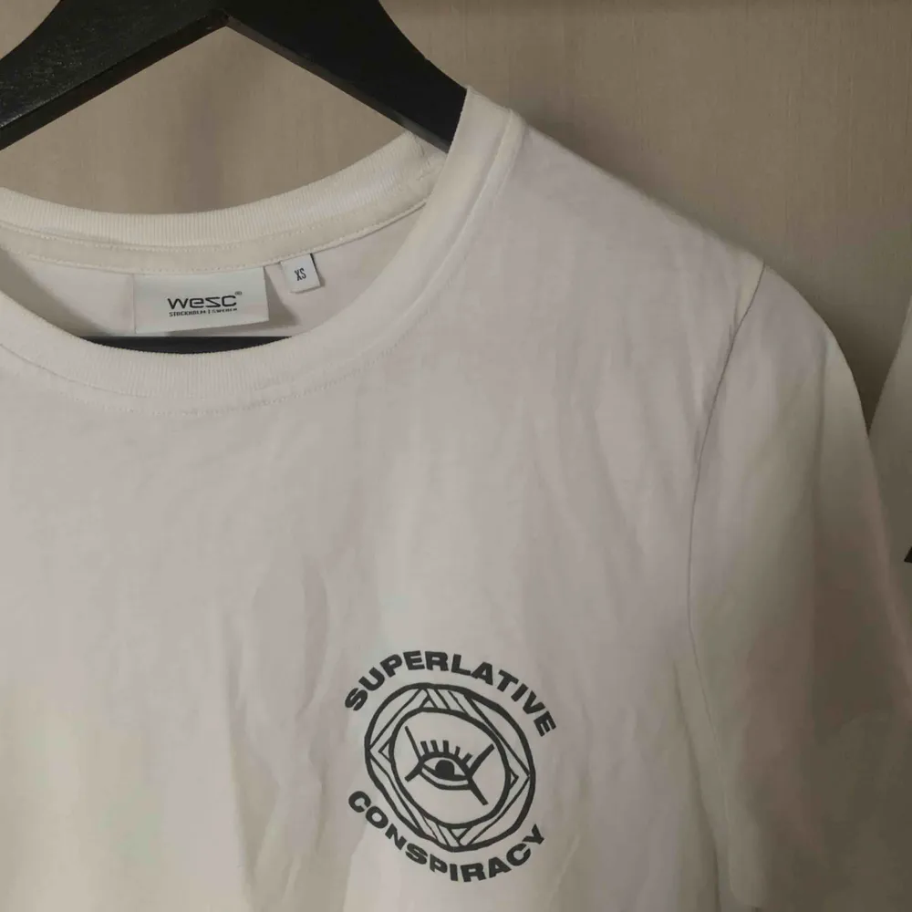 Vit WESC t-shirt, herrmodell strl S, sparsamt använd och i mycket gott skick!🖤 frakt (ca 25kr) ingår!. T-shirts.