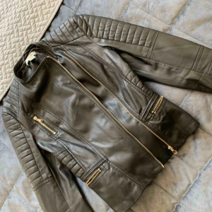  - Perfekt skinnjacka med snygga detaljer i guld