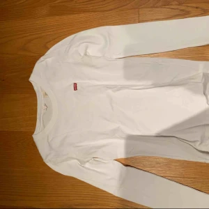  - Långärmad tröja från Levis, köpt för ett år sedan 💗 kan mötas upp i Stockholm eller frakta 