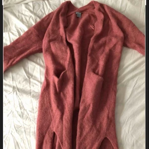  - Lång kofta ner till knä ungefär