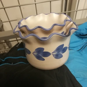  - 2 vackra krukor i blåvitt Ligger plast i ena då jag lagt dom i varann😉  Frakt betalas av mottagaren Swish el kontant vid Ropsten eller Gamla stan Säljare Karro 💜 