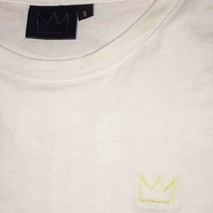  - Köpte denna tröjan när hov1 spelade i Karlskrona för 2 år sedan inte använd sen dess! Köpte den då frö 299kr men säljer för 100kr. Möts upp i Karlskrona eller fraktar jag  100kr + frakt