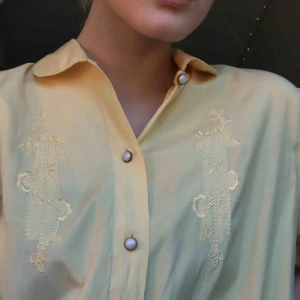  - Vintage blus med broderi!! Aldrig använd (av mig)🥰 det var svårt att få färgen rätt på bild, men sista bilden visar färgen bäst!!