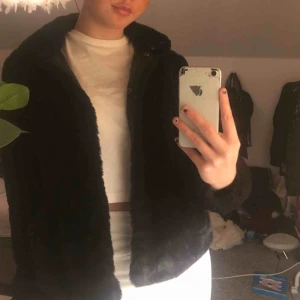  - Säljer en ”päls” jacka från only som är i ett ny skick eftersom den bara är använt att par gånget. Den slutar precis över rumpan och den stängs med hjälp av knappar. Köparen står för frakten💕 