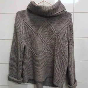  - mysig stickad tröja. den är xs men känns mer som small-medium. 