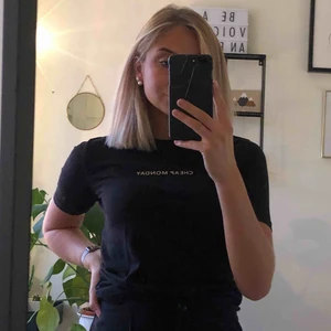  - Snygg och simpel T-shirt i skönt material. Frakt på 36kr tillkommer! 